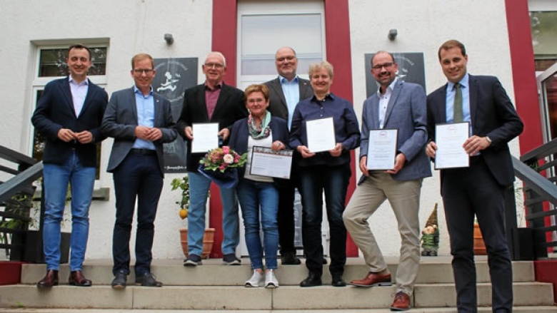Zuspruch für 40- und 25-jährige Mitgliedschaften: Paul Ziemiak (v.li.), Christian Schweitzer und Wolfgang Römer (Mitte) gratulieren "Charly" Stenner-Borghoff, Renate Saemann, Sylvia Steiger, Holm Diekenbrock und Martin Gropengießer.