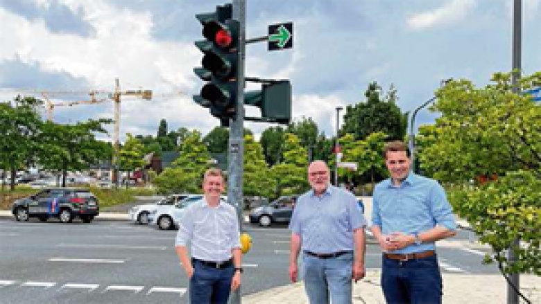 Tobias Franke, Wolfgang Römer und Martin Gropengießer stehen an Hemers bislang einzigem grünen Pfeil.