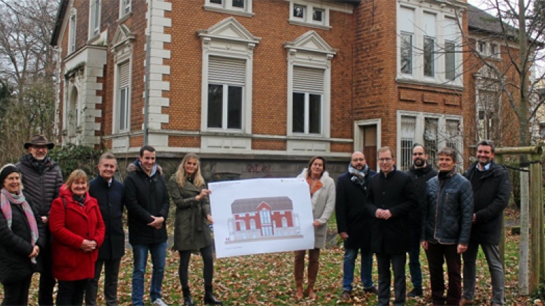 Die Investoren Carsten (2.v.re.), Ulrike (6. v. re.) und Natalie Krippendorf (7.v.re.) präsentieren mit Vertretern der Ratsfraktionen und der Verwaltung den geplanten Entwurf für die Villa. Zwölf Wohnungen für Senioren sollen im 1888 erbauten Gebäude ents