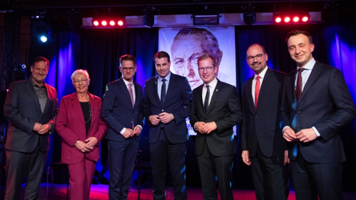 Von links: Thorsten Schick (v. li.), Diana Naujocks, Carsten Linnemann, Martin Gropengießer, Christian Schweitzer, Landrat Marco Voge, Holm Diekenbrock und Paul Ziemiak freuten sich über das Jubiläum.