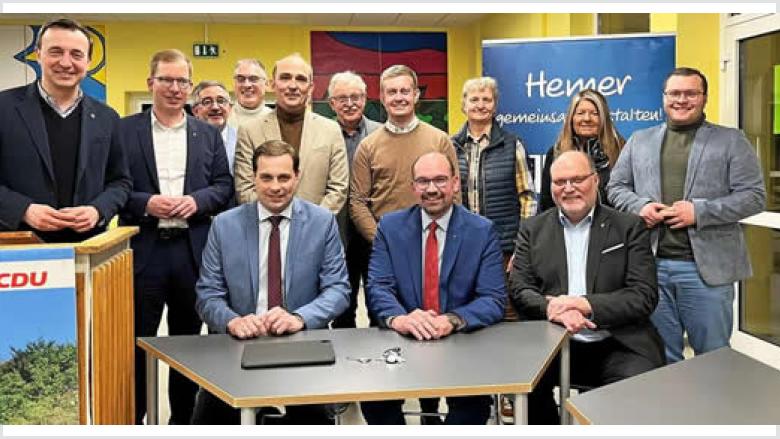 Der Vorstand um Martin Gropengießer, Holm Diekenbrock und Wolfgang Römer (sitzend, v.li.) wurde größtenteils im Amt bestätigt. Philipp Röster (5.v.li.) gab die Position des Schatzmeisters an Tobias Franke (7. v. li.) ab.
